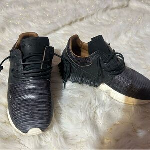 ESSEutEsse Black fringe Sneakers